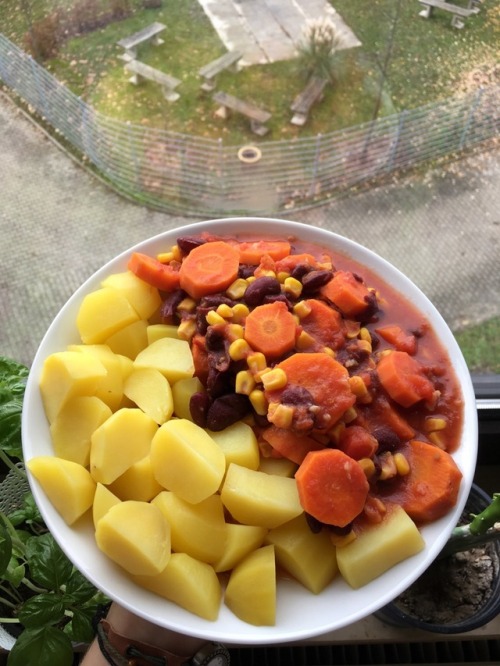 sinjasfood:Potato cravings were real today !  Steamed potatoes with leftover chili (kidney beans, ca