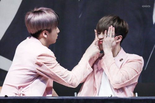 officialrovix:170528 Ken &amp; Ravi @ Hapjeong Fansign | © Kenneth