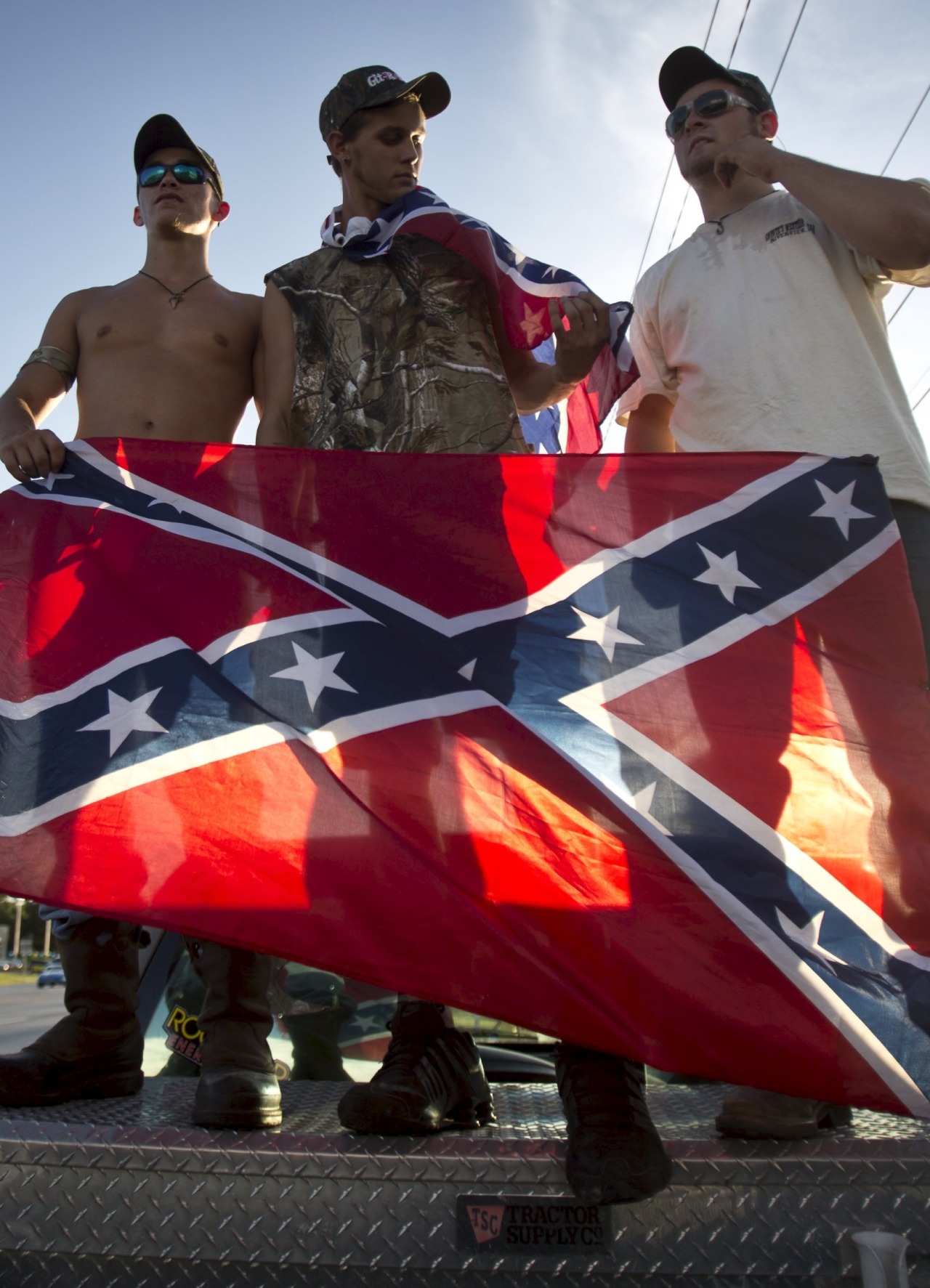 fnhfal:  Pro-Confederate flag rally.  