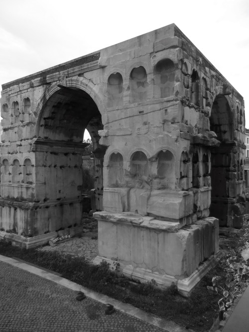 Arco di Giano, Forum Boarium, Roma, 2019.This massive 4th century arch had four entrances and was lo