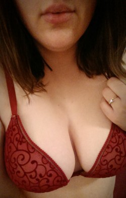 hotdrunklove:  curiouswinekitten2: Happy Sunday, kitten!  https://hotdrunklove.tumblr.com  🌟🌟🌟  thank you!  Loving that bra on you! Thank you!