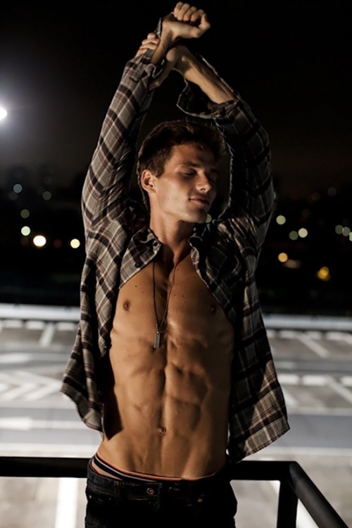 hornytexasboy:  well damn…this dude is cutttttt