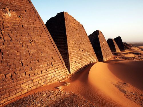 kayleekarusarsa:karduniash:The ruins of Meroë, Sudan.@batfrankbeyond