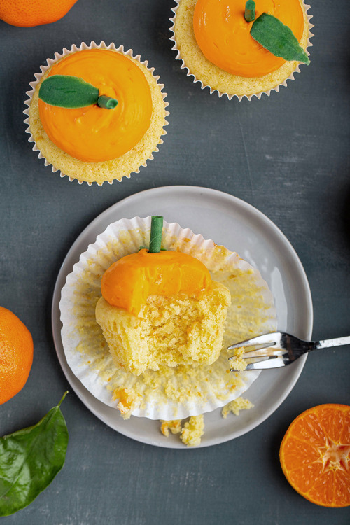 DIY Mandarin Orange Cupcakes A moist and fluffy cupcakes flavored with mandarin zest, then top with 
