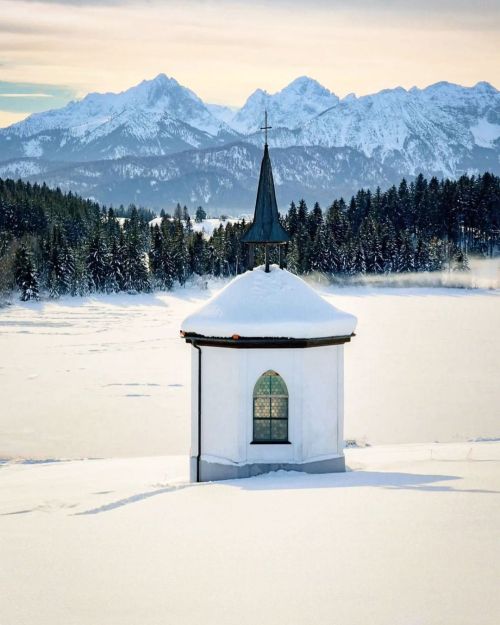 Die Kapelle am Hegratsrieder See im Allgäu © @sonnii83  #bayernliebe #winter #chapel #mountain