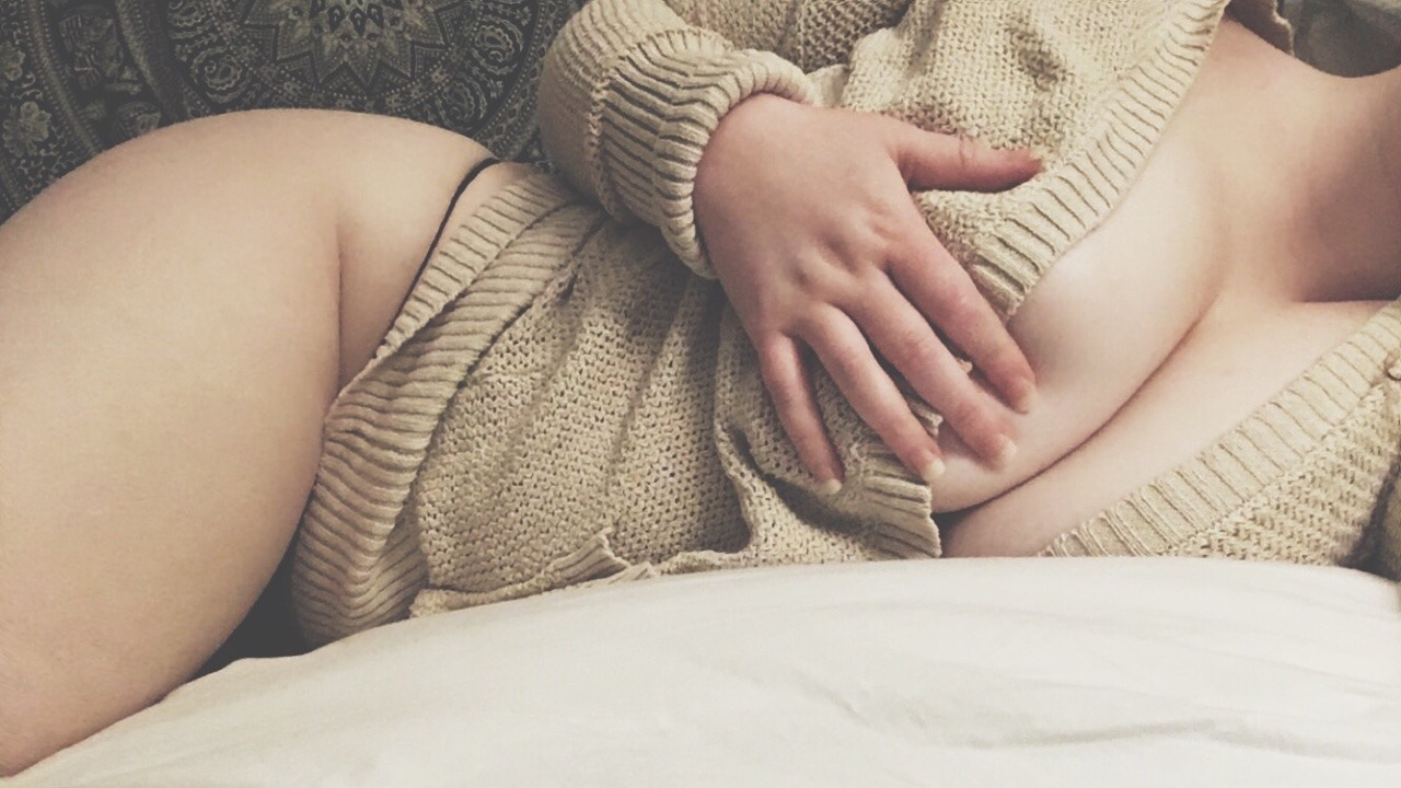 leeeeeeeshy:  wishing I had someone who’d play with my hair and let me fall asleep