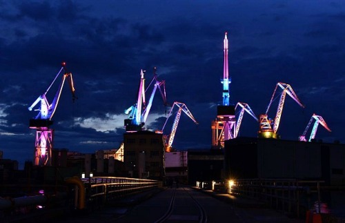 junkculture: Artist Transforms the Cranes of an Operating Shipyard into a Spectacular Light Installa