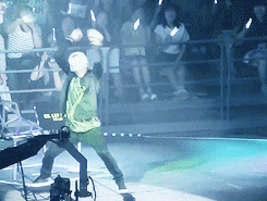 deerxings:  yixing showing off his super-human dancing abilities 