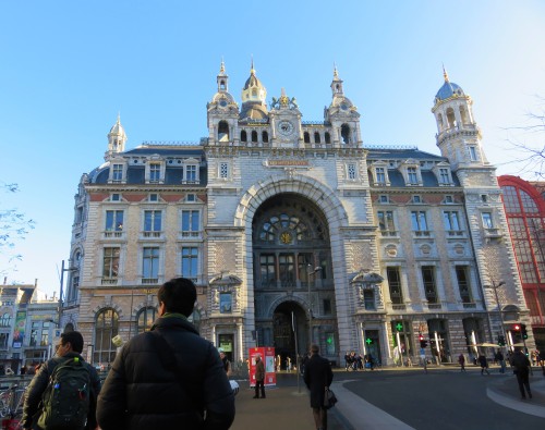 Antwerp Train Station
Antwerpen-Centraal is the main train station in the Belgian city of Antwerp. The station is operated by the National Railway Company of Belgium (NMBS). #belgium#roviell#cablao#antwerp#roviel cablao#roviell cablao