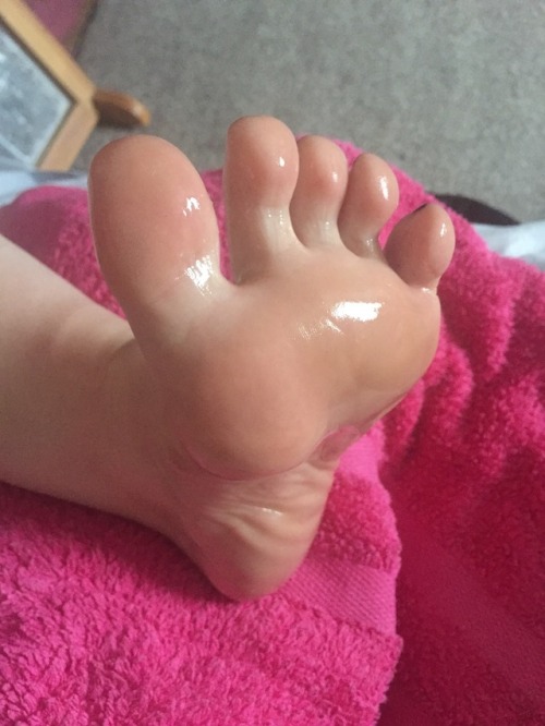 ellessexyfeet: Oiled up and ready for a footjob;)