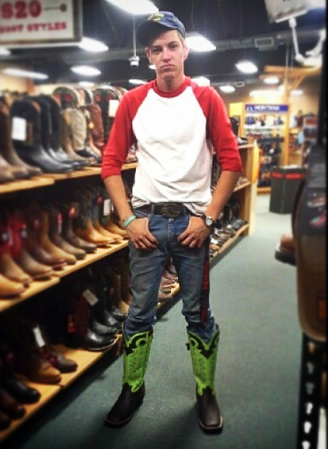 cowboynikedude:  mtncwby01:  F-ME—he can anytime–with his breedin boots on—damn I 
