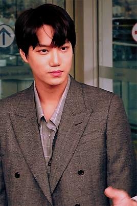 kaibility: his very presence.→ 190409, jongin on his way to NY.