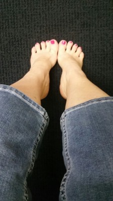 snoopythatsme:  spunkyscoffeentoes:  Waiting for the chiropractor. ..  Good color 