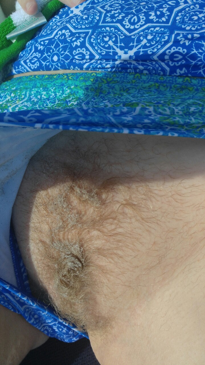 321gator321:  Beach pussy…Sandy Bush and a little hair peaking out…damn I love