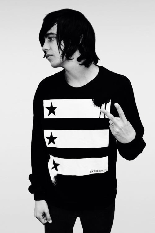 pick-up-pieces-leave-dust-behind:  fucking—neverland:  Kellin Quinn  