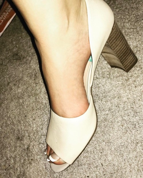 See the #truearch even with a downward sloping shoe? The #frenchpedi looks amazing in these shoes#