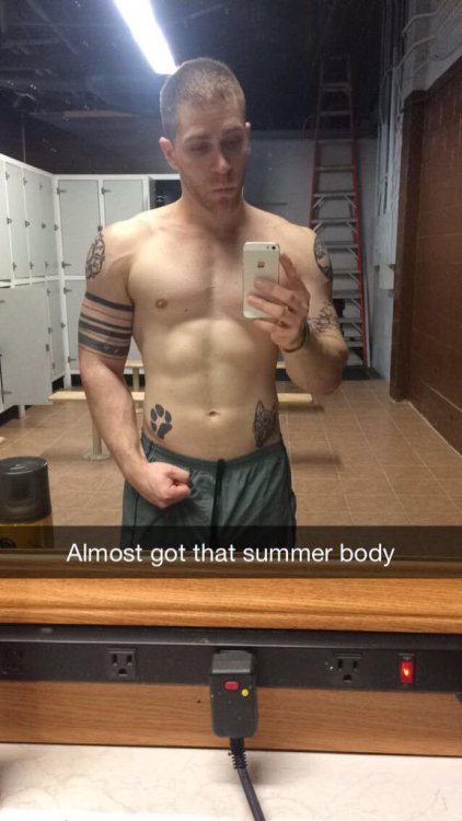 lycanink:  colungafrank:  Ethan Stark       Sexy fucker 