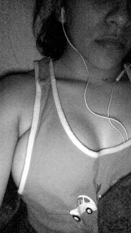 awkwardd-turtlee:  Crappy quality but I feel daring enough to post this old picture cause Iove my boobs🎀😌