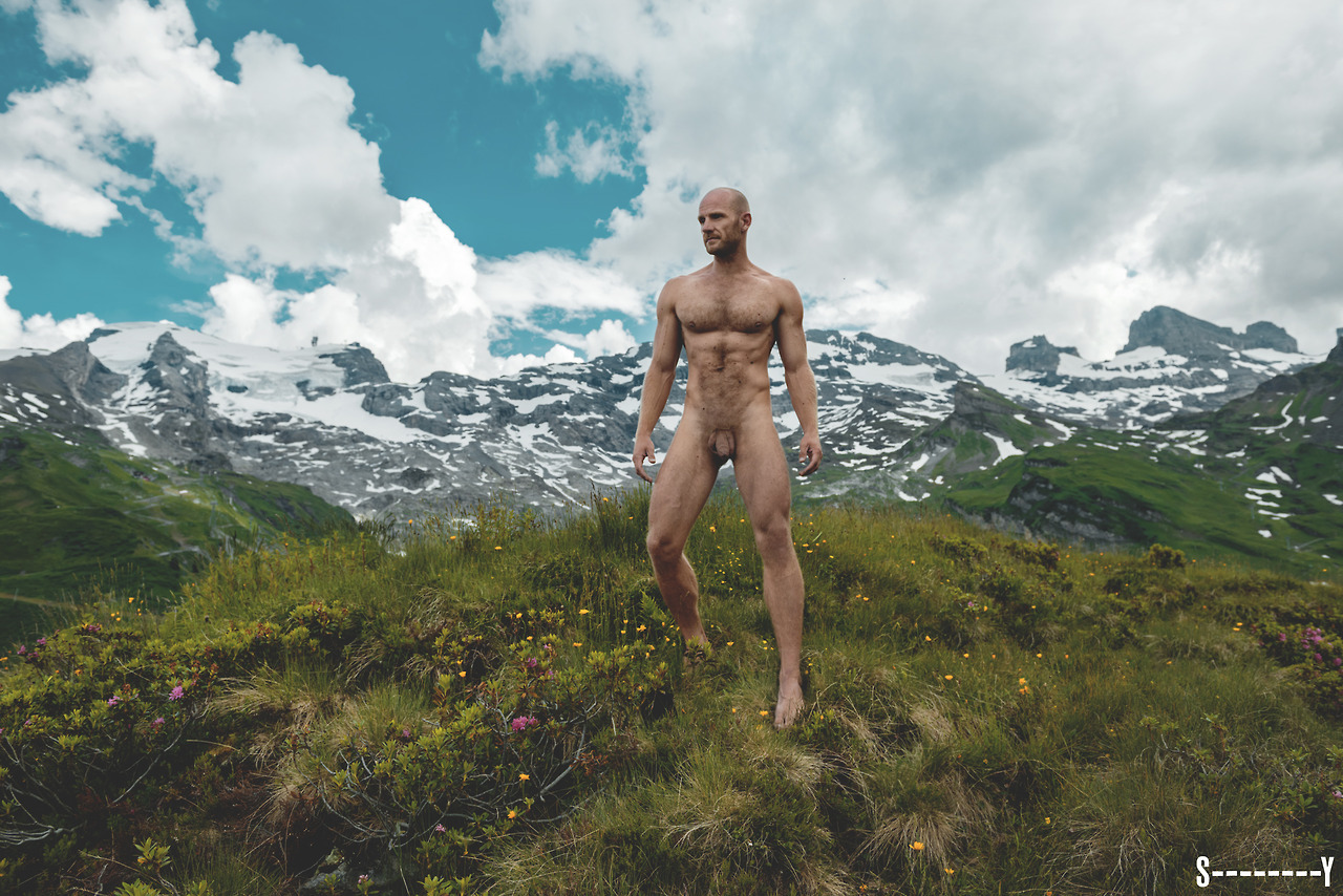 averagedudenextdoor:  Lean bald dude letting it all hang out in the highlands