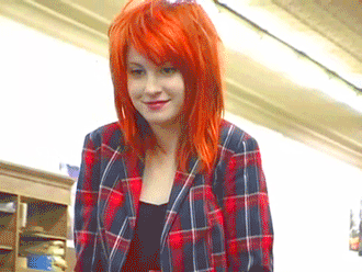 um-vampiro-rockeiro:   Pessoas normais: Awn, como a Hayley é tao linda, tao fofa, tao caridosa, tao perfeita ♥  Eu:  Aquele momento que até um mendigo se veste melhor do que eu.  ( Um Vampiro Rockeiro )