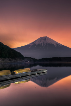 sundxwn:  Pink sky at morning by 02q