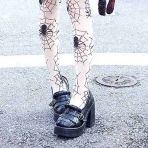 sonnearchive-deactivated2022120:♡ thinking of shoes ♡