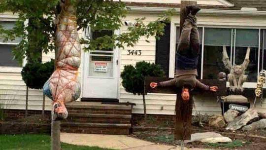 catchymemes:   Ohio woman decorates her house (which is on a school route). Neighbors react. Awesome or inappropriate? 