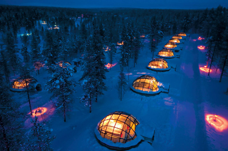 havana-banana:  schmove:   Vacation rentals for viewing The Northern Lights in Kakslauttanen,