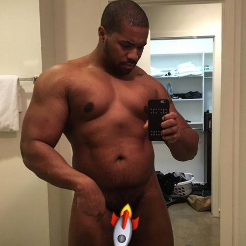 dethickness:  thickchocolatecity:  He’s so damn sexy! 