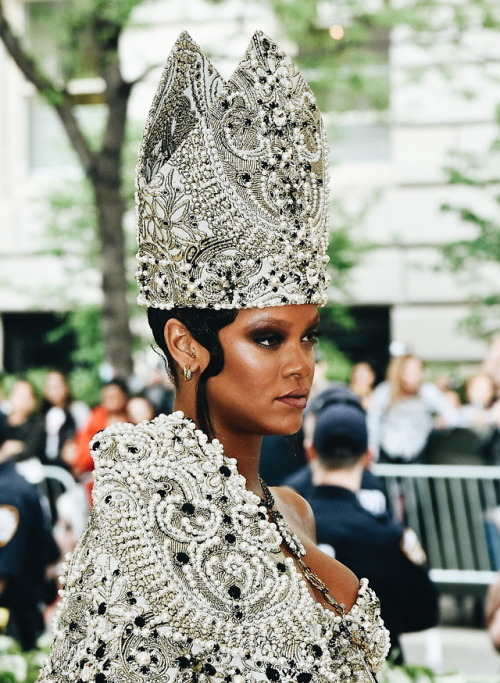 asapbroccoli: Met Gala 2018: Best Headdresses Lana Del Rey, Rihanna, Priyanka Chopra and Cardi 