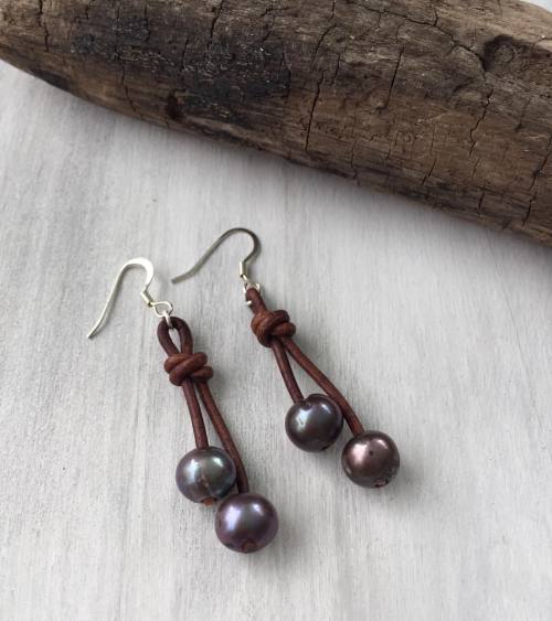 Leather freshwater pearl earrings //@to buy click link in my bio// #leatherandpearls #leatherjewelry