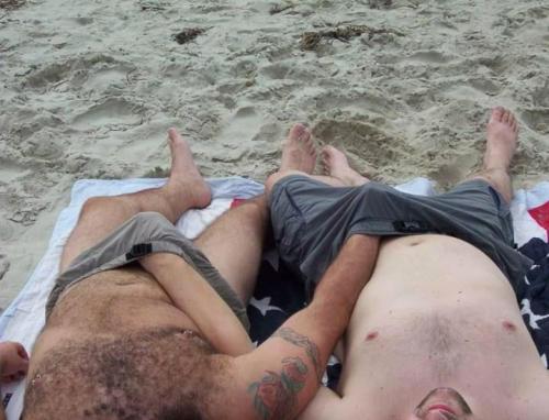 nu-en-groupepublic-nudity:  Pas si discrète les manoeuvres d’approches 
