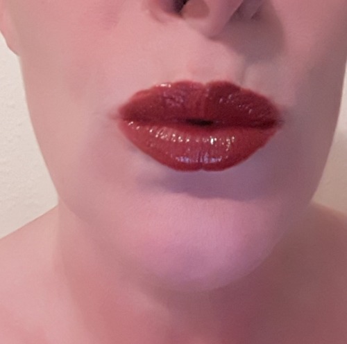 newvixenlifestyle:Tease Me Tuesday @miknikartisan some kissable sexyand gorgeous color. Thanks for t