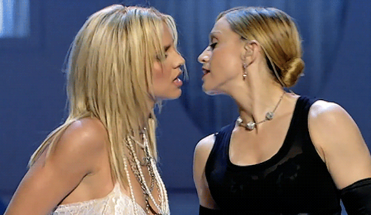 Britney Spears e Madonna beijo VMA 2003