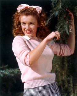 redbush:  redbush  Think this is a photo of a very young Marilyn Monroe.