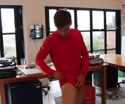 malecelebunderwear: Tom Daley showing off his briefs for no reason. He’s really getting into t