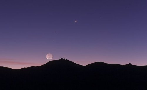 The crescent Moon, Mercury, Venus and earthshine over ESO&rsquo;s Paranal ObservatoryCredit: ESO/B. 