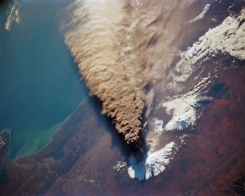 detrituss: unmotivating A Volcanic Eruption Seen from a Space Shuttle
