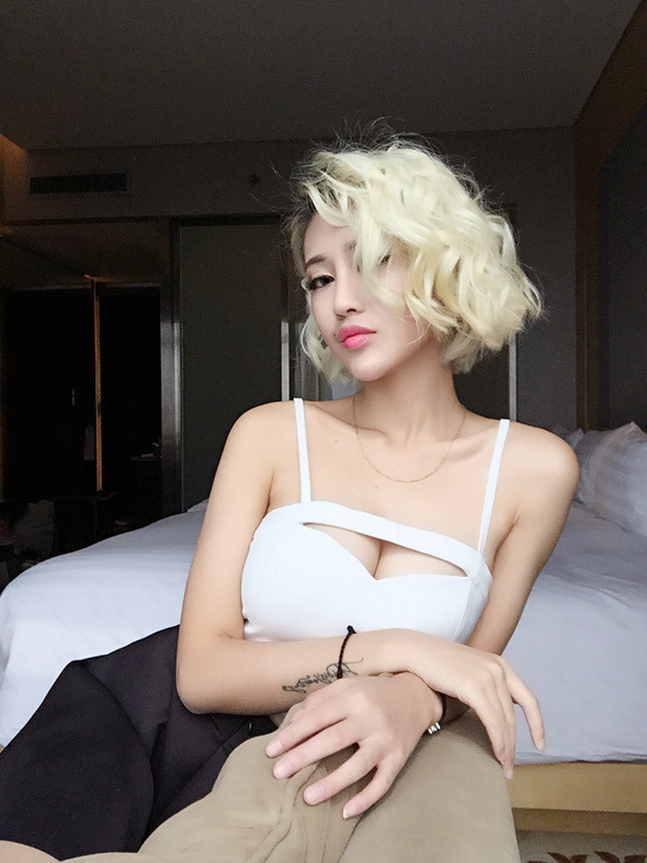 sexyandbeautifulasiangirls:  So stylishAsian model photo - Updating at Sexyandbeautifulasiangirls.tumblr.com