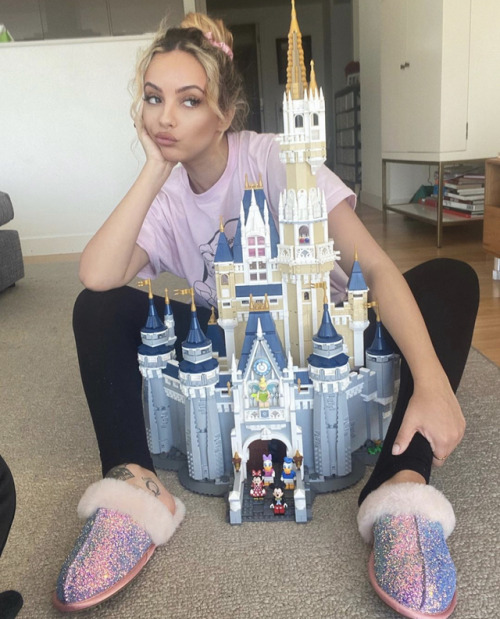 fyeahlittlemix: jadethirlwall: PROUD NERD ALERT  4000 Lego pieces later, staying indoors helped @zac