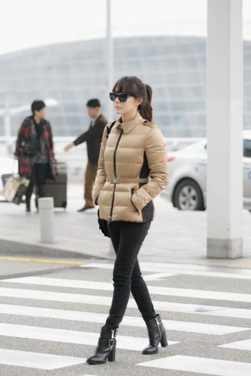 Actress Kim Ah Joong airport style