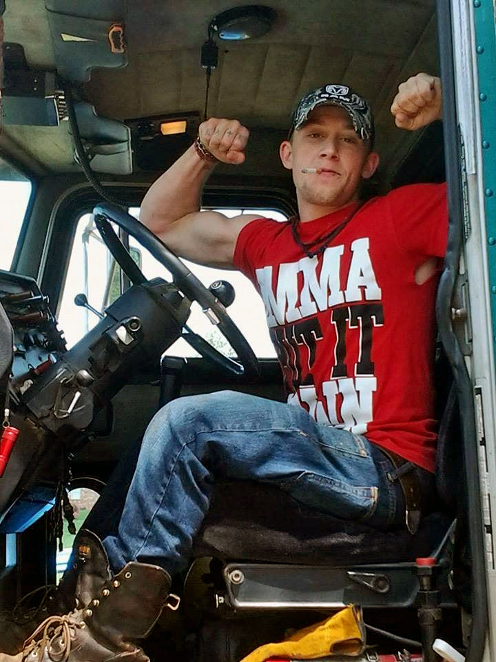 shakboysmen:  Hot redneck trucker-boy. Bet he has some great man-smells on him.