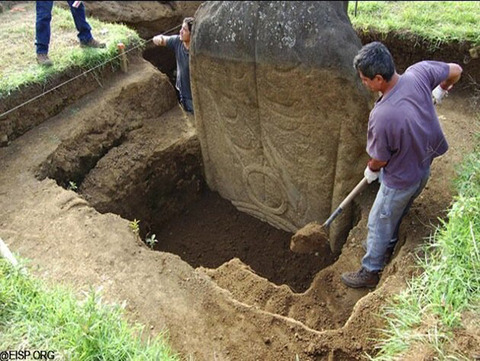 echoes-from-the-stars: nyagao: モアイ像の下を掘った結果ｗｗｗｗｗｗｗｗｗ  Easter Island Moai have Bodies This just raise