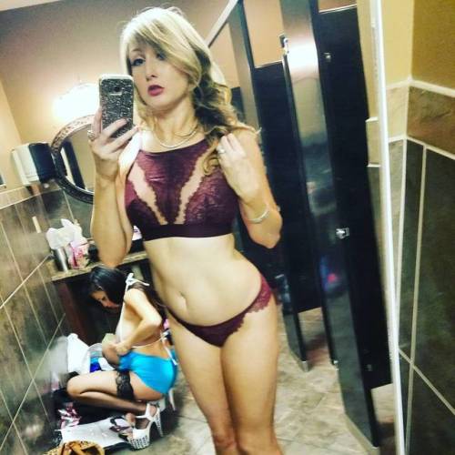 stripper-locker-room:  https://www.instagram.com/ariellynnrose/