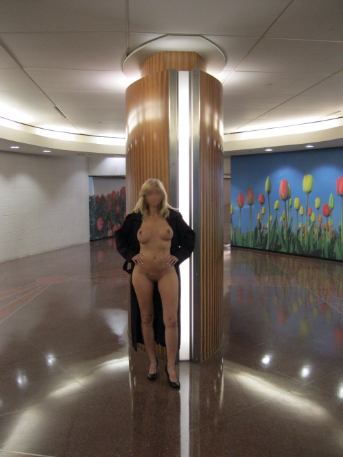 bigdzz:  Convention common area. 