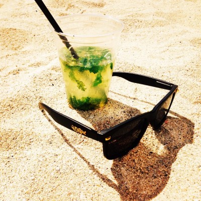 ¡un mojito con @QNEPA pa’ empezar el wikén! | #qnepaLIFE | www.qnepa.com | 🌴☀️👍 | #qnepa #mojito #beach #playa #life #saltlife #beachlife #playa #gafas #shades #sunglasses #lentesdesol #lentes #black #polarized #boricua #weekend #friday #viernes...