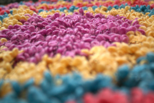 FREE CROCHET PATTERN // CROCHET RUG/THROWHello there! Here is a free and colorfully fun pattern, whi