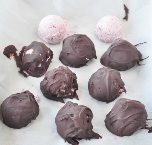 XXX dizzymaiden:  Strawberry Creme Truffles with photo