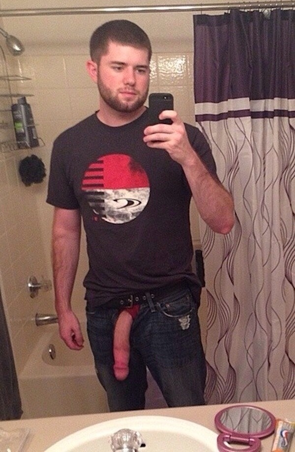 bones4world:  guysandtheirsmartphones:  A true donkey dick  No fucking way man !!!