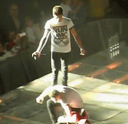 zialllivesforever:   liamzone:  x  Zayn getting jealous 